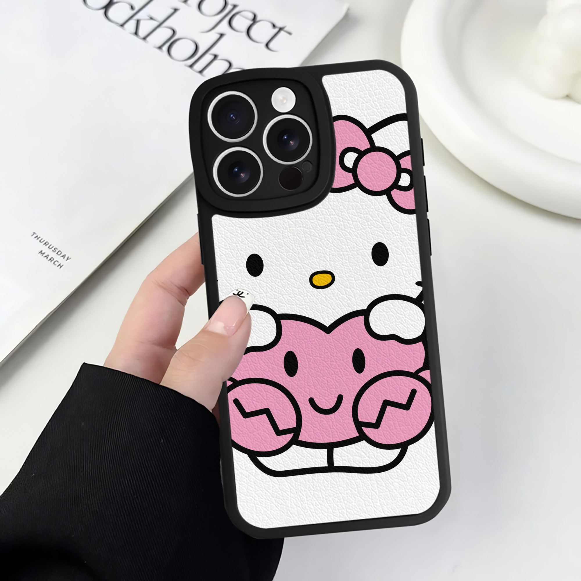 （画像用） Hello Kitty ハローキティ 【iPhone 16シリーズ対応】シリコンスマホケース（レザー調） 材質：シリコン
